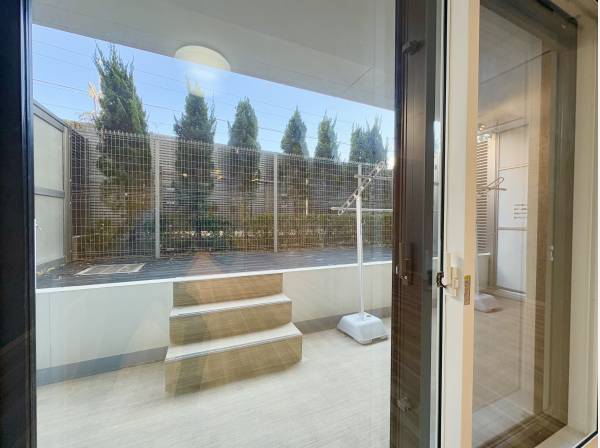 線路が近いため、窓は２重構造の防音に配慮された作り！