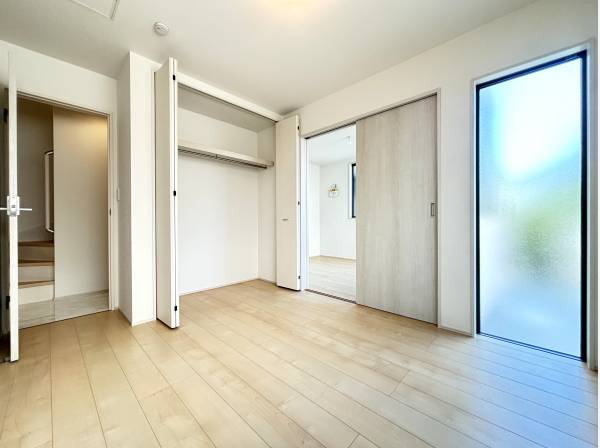 洋室は1階に2部屋。さらに約6.5帖のストレージルームが1部屋！