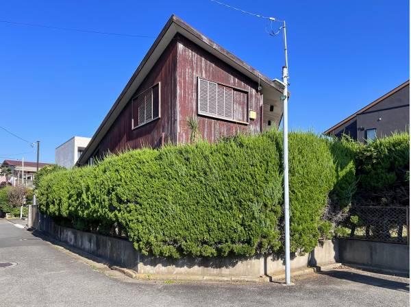 広く植栽に囲まれており外からの視線を気にせず過ごせそうです