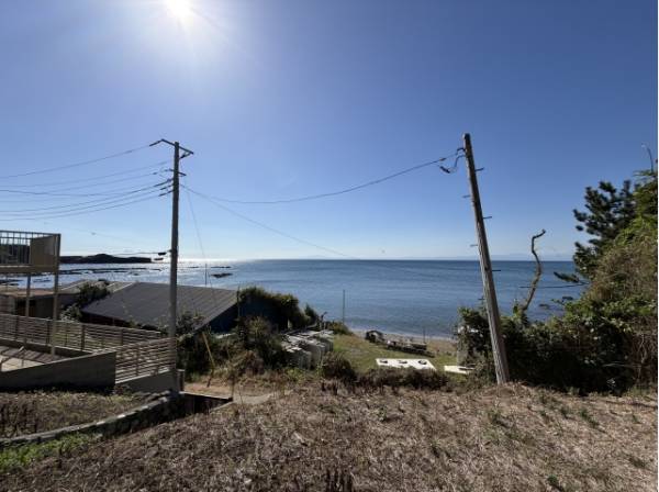 敷地内のお庭から海が望めます。