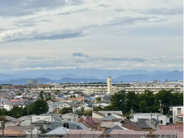 玄関側からは富士山を望みます。