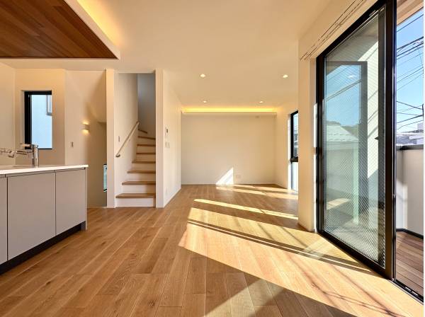 明るく開放的なリビングダイニング