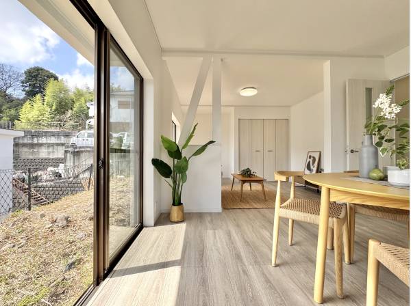 大きな窓から光が差し込む、開放感あるダイニング。