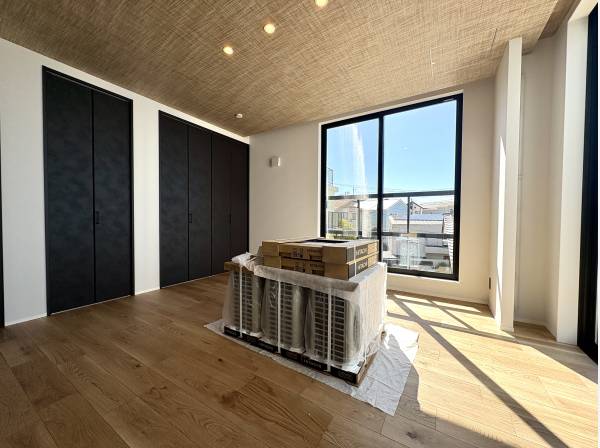 大きな窓から光が差し込む明るい居室です