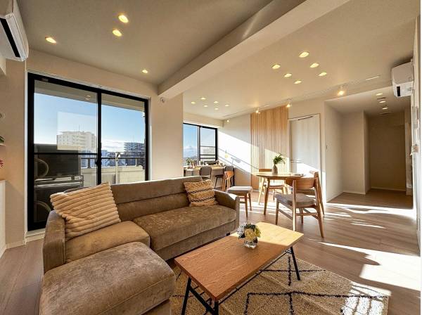 燦々と陽が差し込む明るい空間で過ごすひと時を