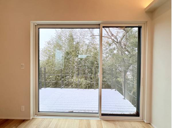 ウッドデッキに雪が積もり風情を感じれます