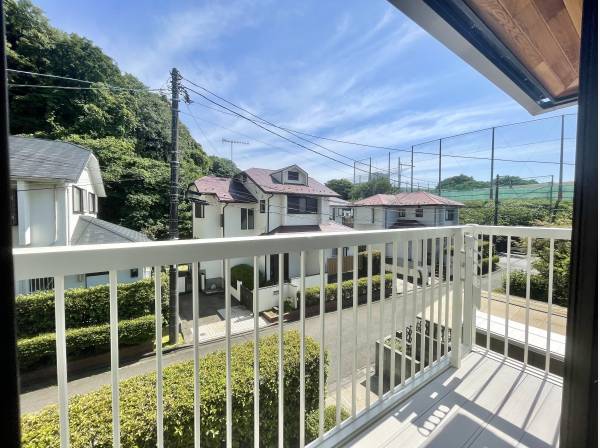 バルコニーからは逗子の緑を望めます