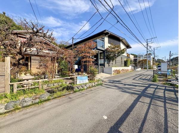 円覚寺から明月院への向かう通り道沿いです