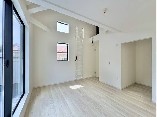 室内は飽きのこないシンプルモダンな仕上げ