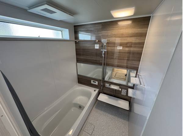 お風呂には浴室乾燥機が付いております。