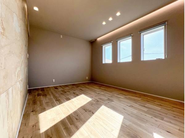 表情の異なるブラウンに包まれたおしゃれなベッドルーム