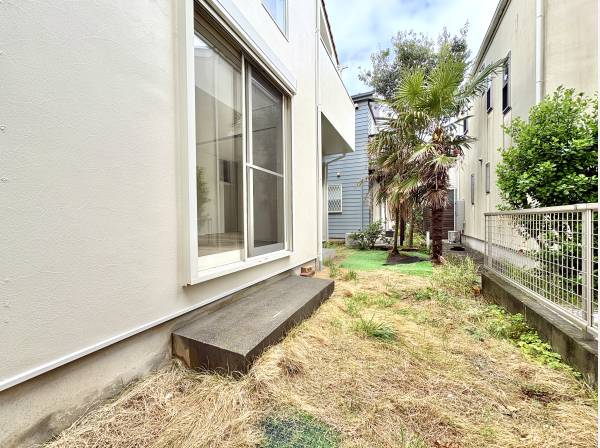 リビングから繋がるゆとりあるお庭スペースです。