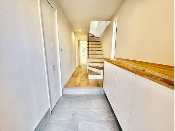 玄関も広くて、すぐに2階に上がれるように階段があります。