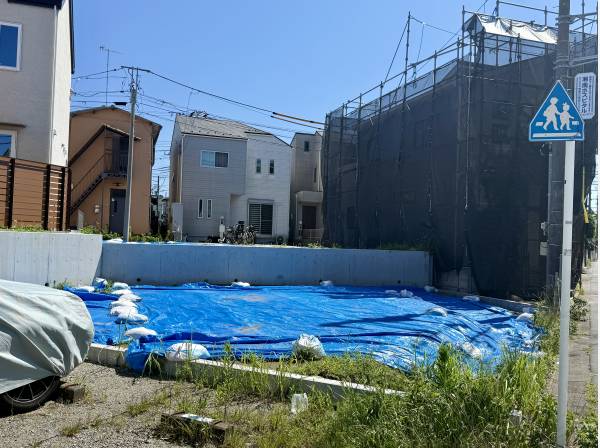 前面道路の幅員は約9.4mと広々！お車の出し入れもスムーズです