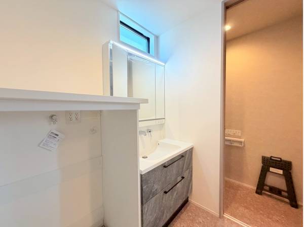 統一感のある水回り、スタイリッシュなパウダールーム