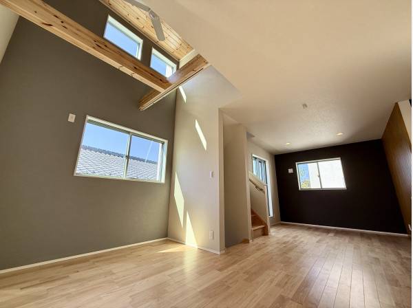 吹き抜けで開放感あります！