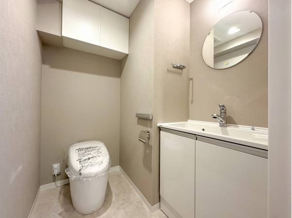 スマートな手洗いカウンターが付いたレストルーム