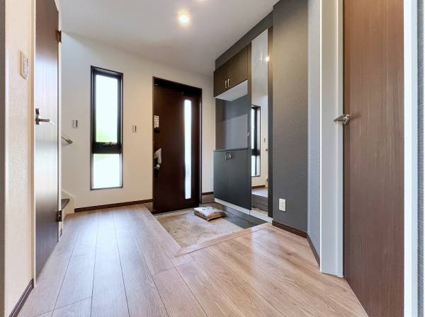 開放感のある玄関ホールは明るい気分でお出かけできますね♪