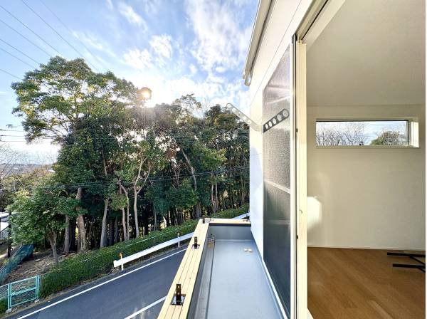 洋室から繋がるバルコニー