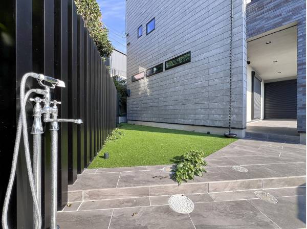 海遊び後の風景も絵になりそうなアプローチサイド