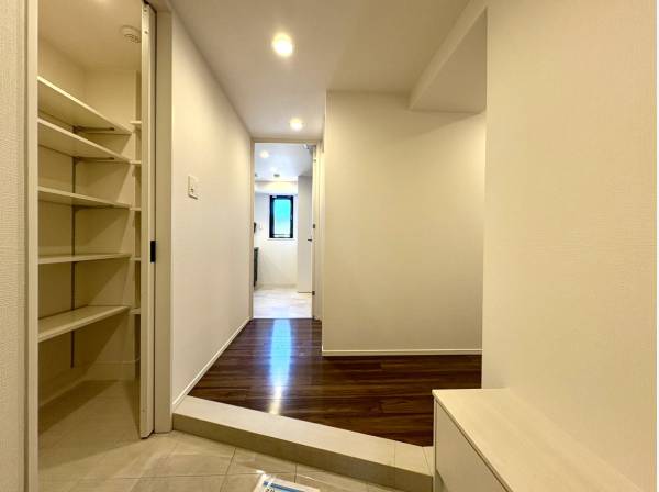 家族の靴やアウトドアグッズもすっきり収まる大容量の玄関収納。