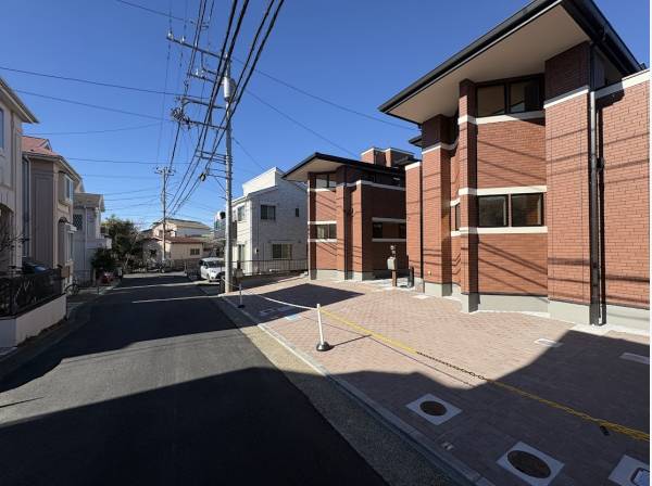 前面道路も広々で駐車しやすい！