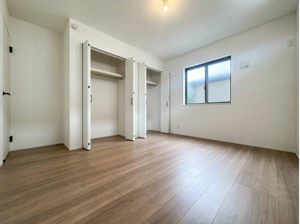 シンプルな居室なのでどんな家具とも相性がよさそうですね