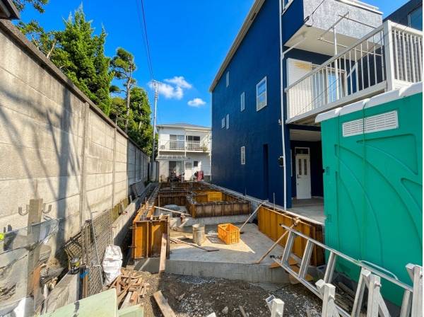 現地は現在施工中。日当たりや開放感など実際の敷地環境を確認できます
