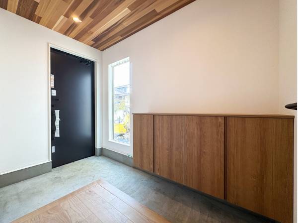 窓から射し込む光が家族やゲストを優しく包み込みます