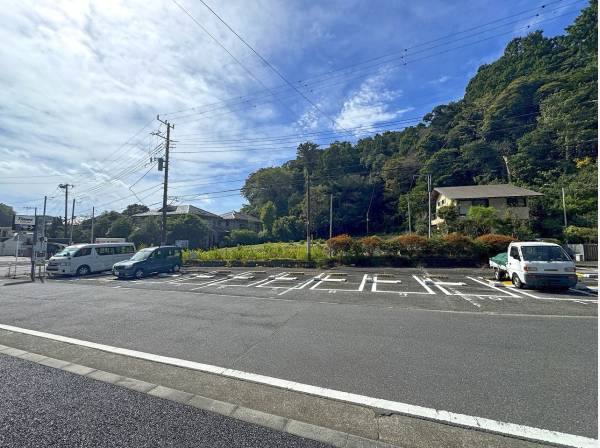道路側からの一枚。手前に駐車場がございます。