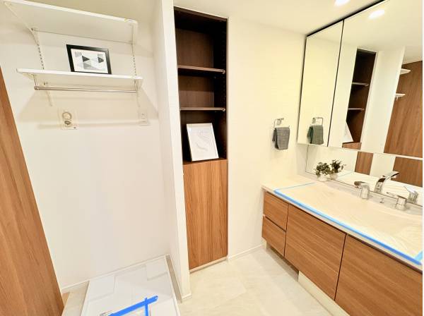 三面鏡裏やサイドに収納スペースが豊富。すっきり片付く洗面室です