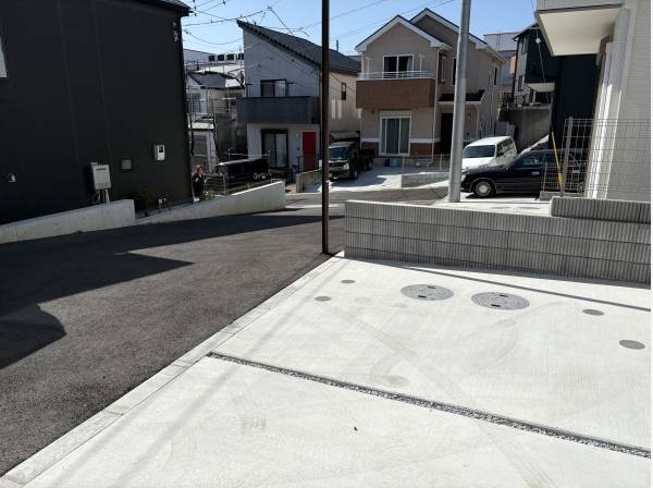 駐車場の目の前の道路は広くて車の出し入れも快適です。