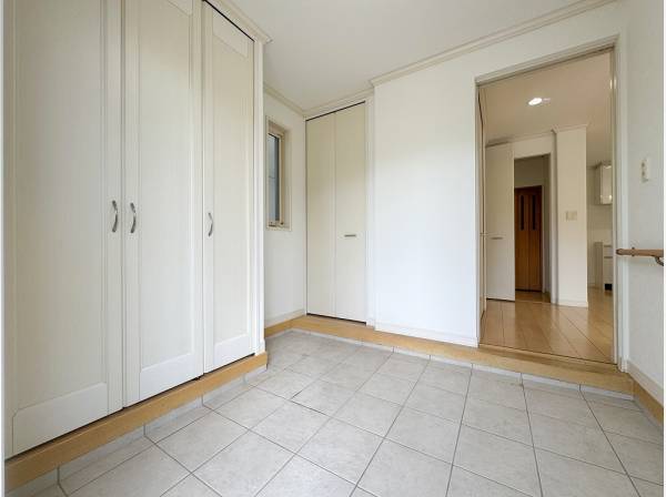 低い段差の玄関スぺースは快適さと空間の広がりをもたらします