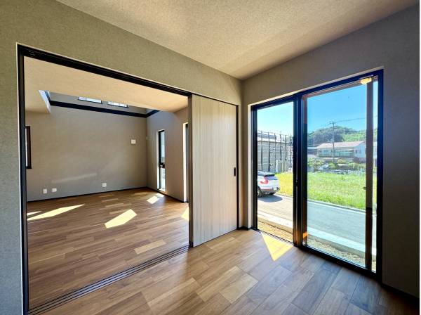 リビング隣に1部屋完備