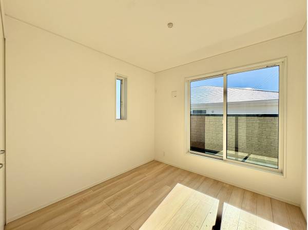 陽光をたっぷりと取り込む居室。