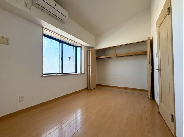 高さを感じられる勾配天井の明るいお部屋