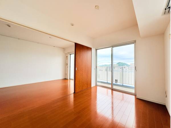 バルコニーに面した明るい約14.1帖の洋室 。便利なWIC付きです