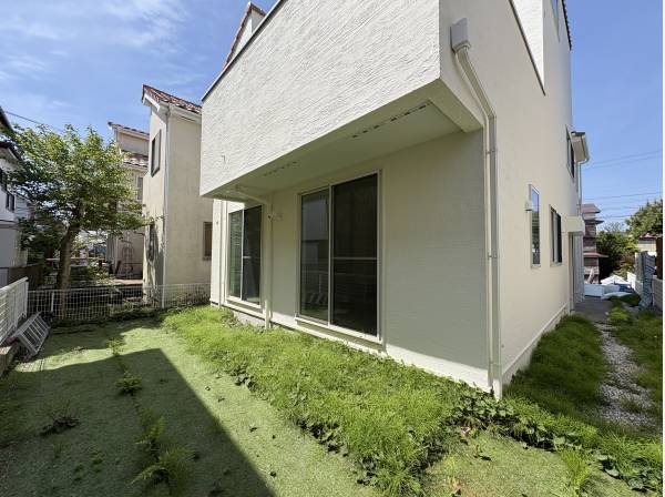 南側にはガーデニングも愉しめる陽当りの良いお庭が待っています