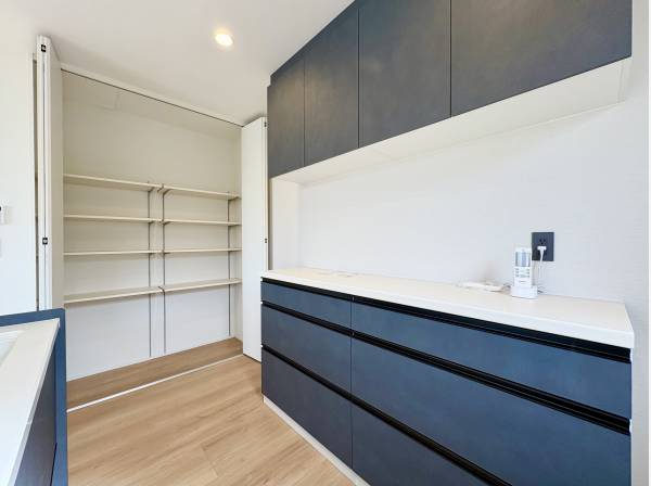 キッチン背面には収納棚完備！