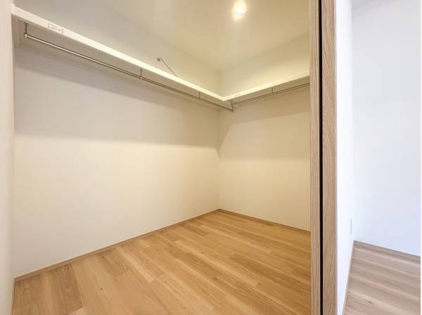 パンガーパイプ付きのウォークインクローゼットこんなに広々！