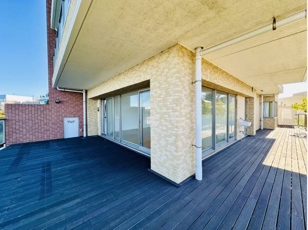 L字型で64.79㎡のバルコニー/中々お目にかからない広さです