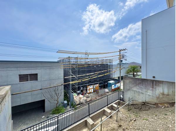 高台側から海を望む、この場所ならではの景色。