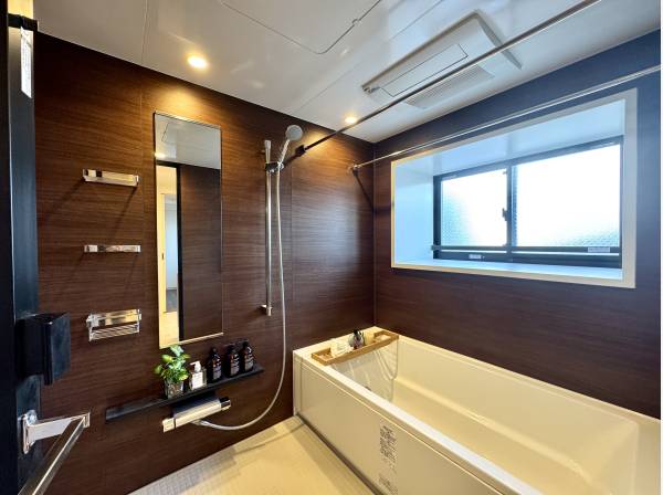 大きな窓付の落ち着いたバスルーム