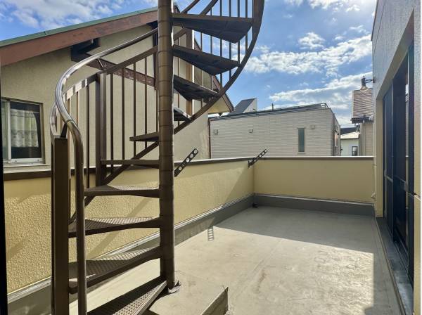 螺旋状の外階段を登って屋上に！