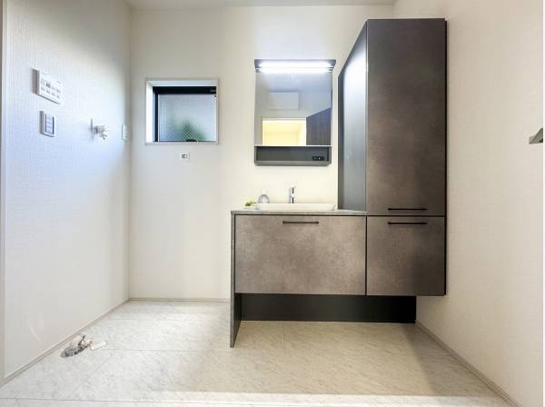 収納たっぷり♪スタイリッシュな洗面台