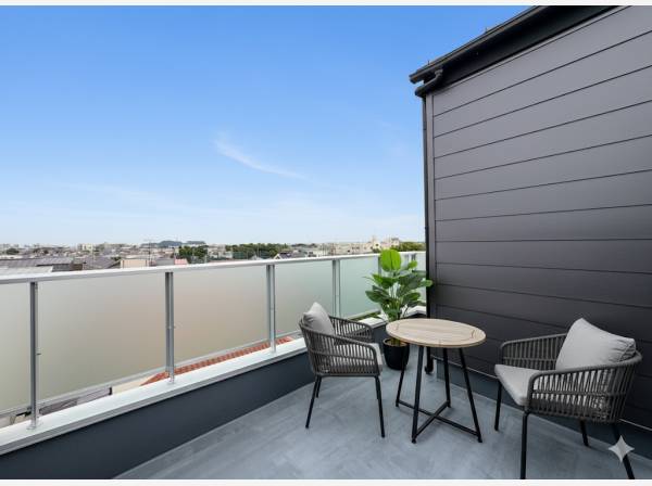 江の島を一望できるルーフバルコニー(家具はイメージです)