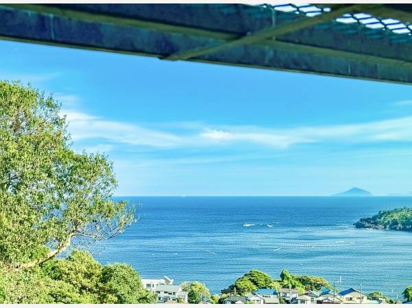 景勝地が点在する美しい海を望む…
