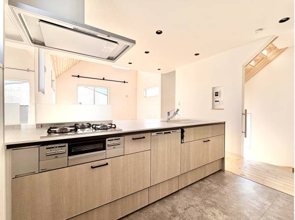 対面式システムキッチンはオープンタイプで開放的です。