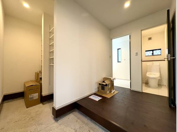 玄関もゆとりのスペースでシューズインクローゼって完備