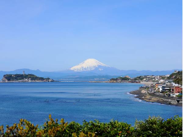 真っ青な海に浮かぶ富士山を望む砂浜まで歩いて７分(約500ｍ)